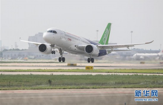 （经济）（1）c919大型客机102架机转场东营试飞基地