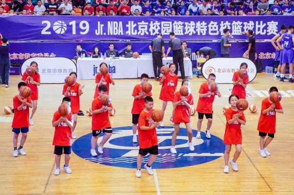 昌平一中与昌平平西府小学学生团队分别为现场观众带来了精彩的助兴表演