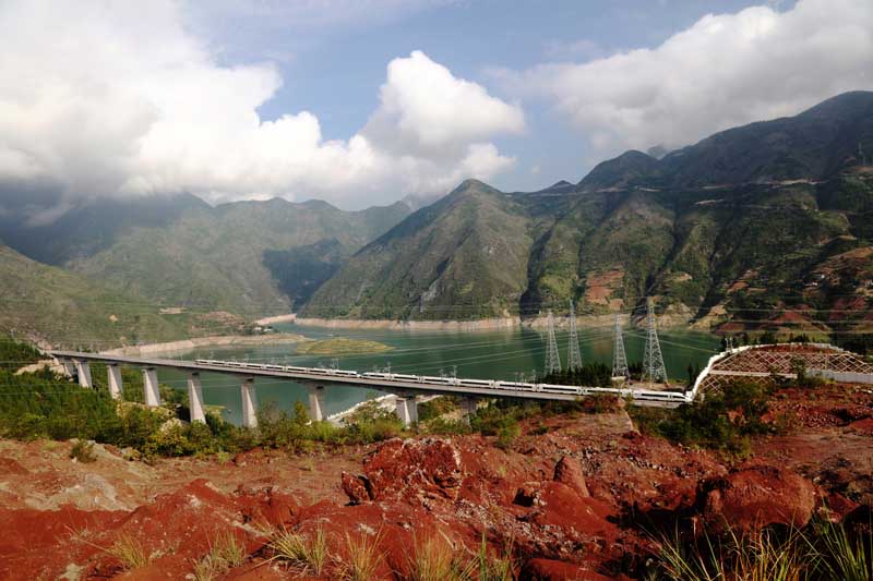 重庆：巫山航运高铁双龙驰骋仙境中